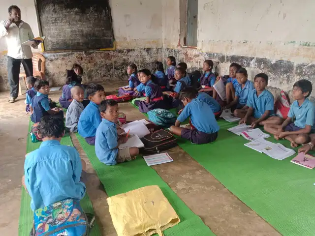 खंडहर में चल रहा प्राथमिक विद्यालय, बच्चों की जान खतरे में
