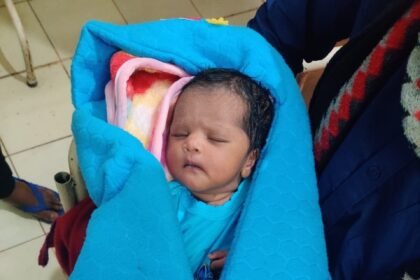 हनुमान मंदिर के पास पड़ी मिली मासूम नवजात बच्ची, परिजनों की तलाश में जुटी पुलि