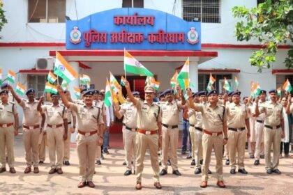 हर घर तिरंगा अभियान: कबीरधाम पुलिस अधीक्षक ने बांटे तिरंगे, दिलाई राष्ट्रीय एकता की शपथ