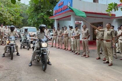 कबीरधाम पुलिस को मिली नई सौगात – 12 बोलेरो गाड़ियाँ और 5 पेट्रोलिंग मोटरसाइकिलें, एसपी ने हरी झंडी दिखाकर किया रवाना,