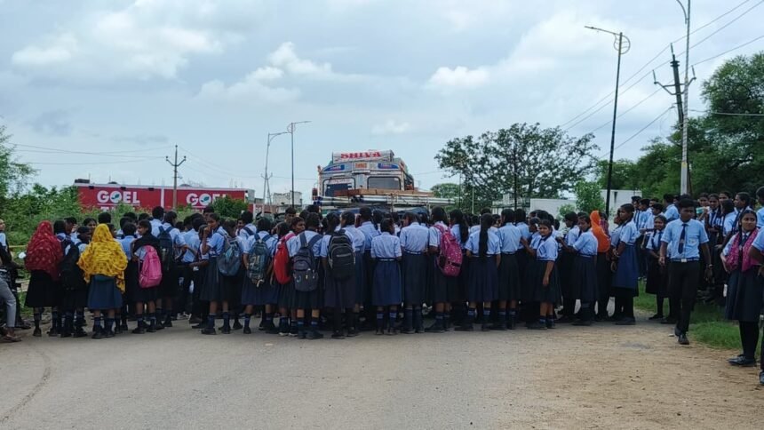 कवर्धा ब्रेकिंग: शिक्षकों की कमी से नाराज़ स्वामी आत्मानंद स्कूल, पिपरिया के छात्रों ने किया चक्काजाम