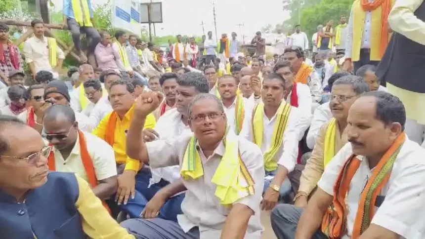 सीएम विष्णुदेव साय का अपमान: आदिवासी समाज का विरोध प्रदर्शन, कांग्रेस नेता की गिरफ्तारी की मांग